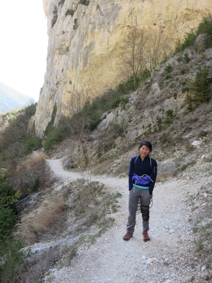 More familiar poses, leg brace and all (Photo: Yves)